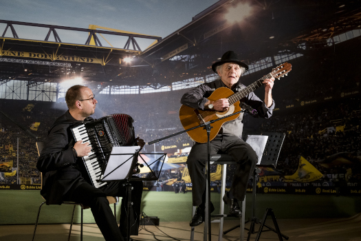 Maik Hester und Peter Sturm beim Tag des Holocaust-Gedenkens (Bild: Borussia Dortmund/M. Donato)