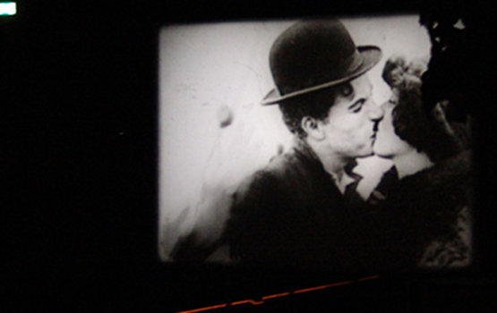 Szenenfoto aus dem Charles Chaplin Film The Pawnshop (Bild © Suse Solbach)